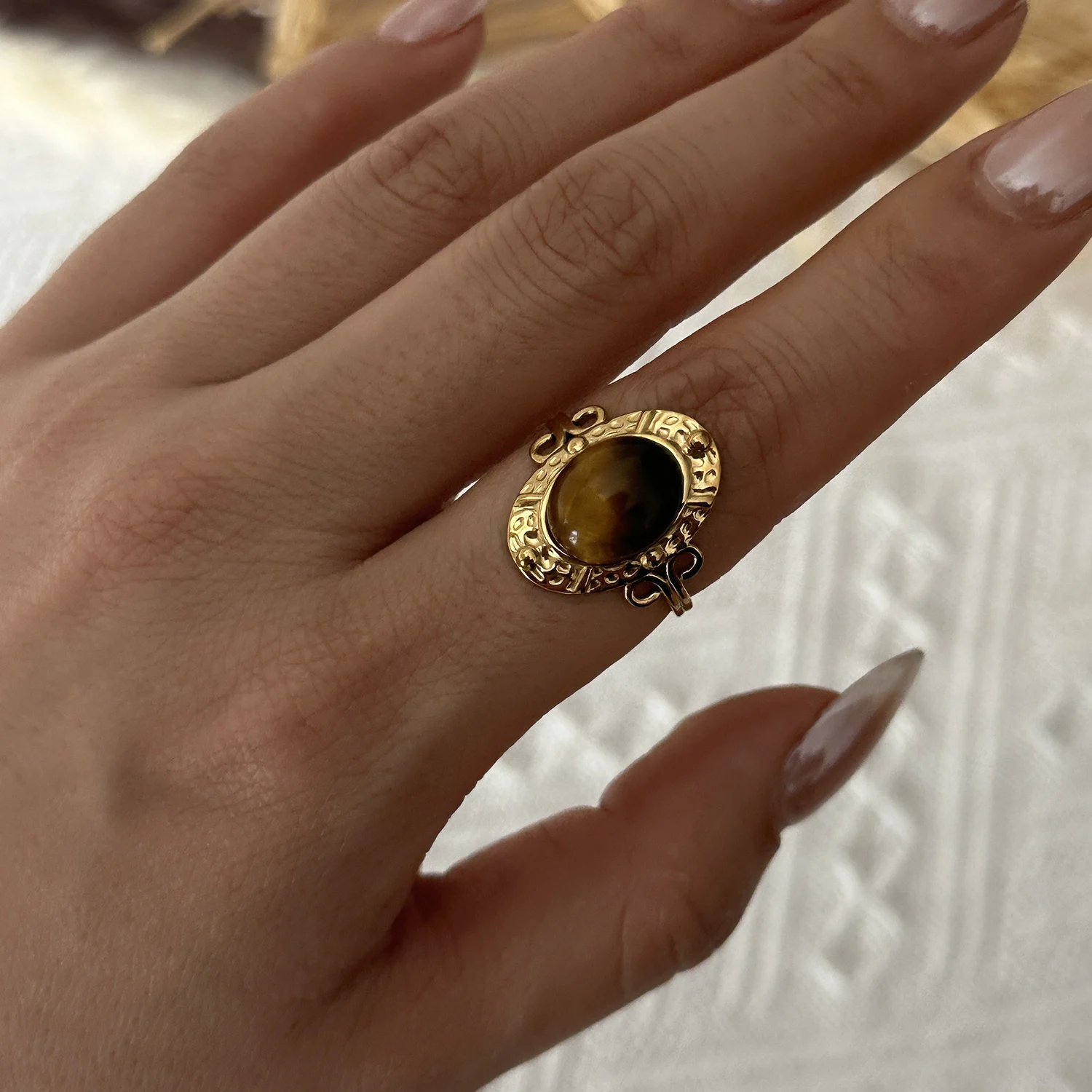 Vintage Naturstein Edelstahl-Ringe für Damen und Herren Trendige Vergoldete Hohle Geometrische Ringe Finger-Accessoires Schmuck