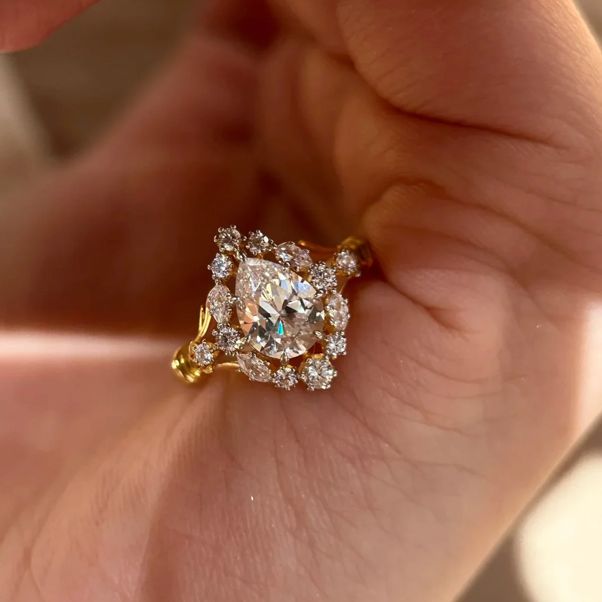 

Новое модное роскошное кольцо в стиле ретро/обручальное кольцо с бриллиантами в форме капли, идеально подходящее для рождественских подарков.