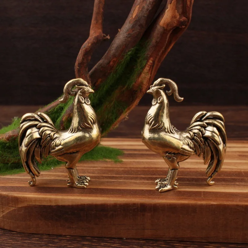 Elegante estatuilla de gallo de latón: intrincado decoración de animales dorados para el hogar, la oficina o regalo, plumas y peine detallados, mesa rústica