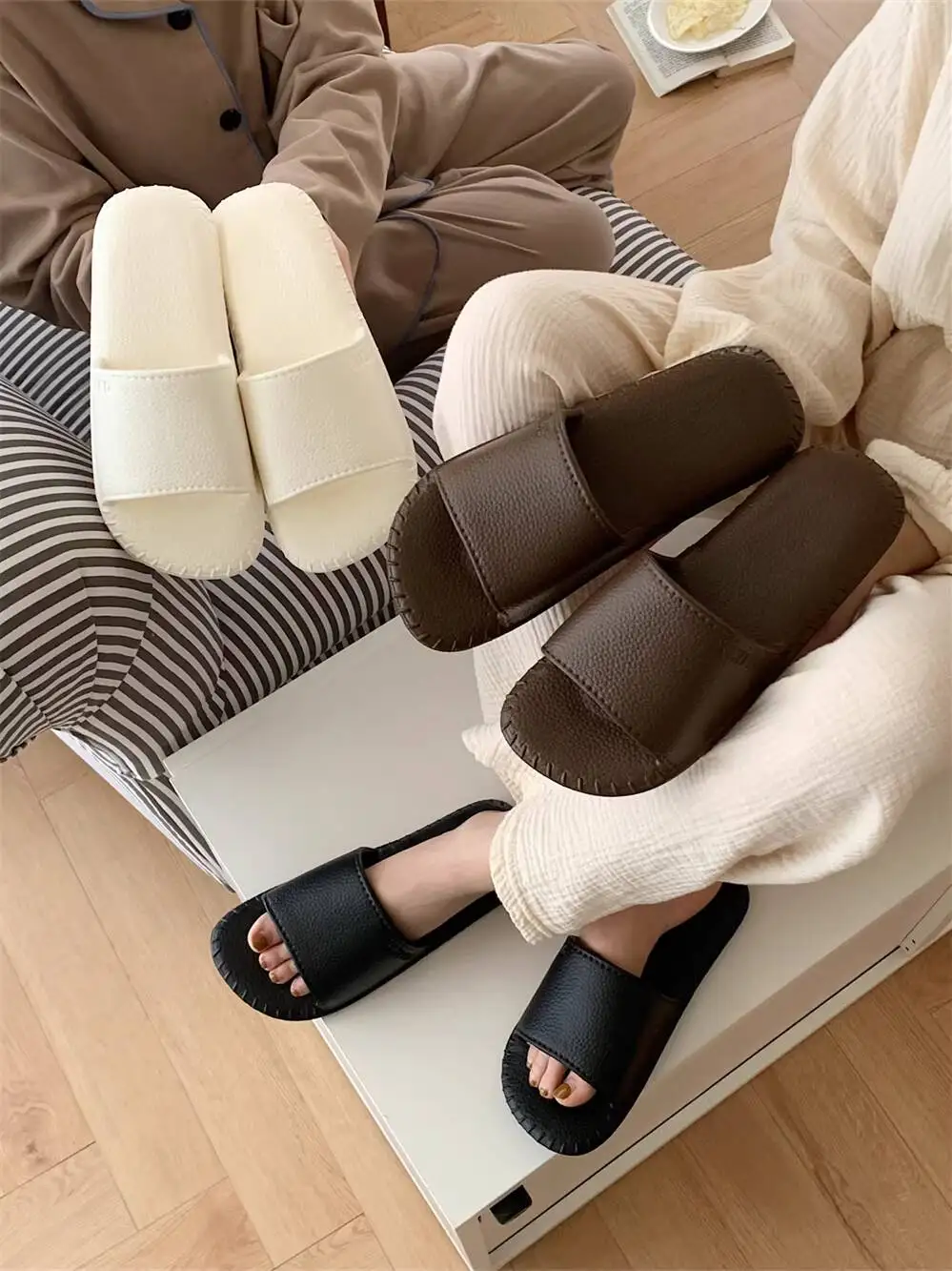 2026 New Summer Couple Slippers Retro Leather Pattern Non Slip Lightweight Soft Flat Bottom Casual Indoor Home Sandals