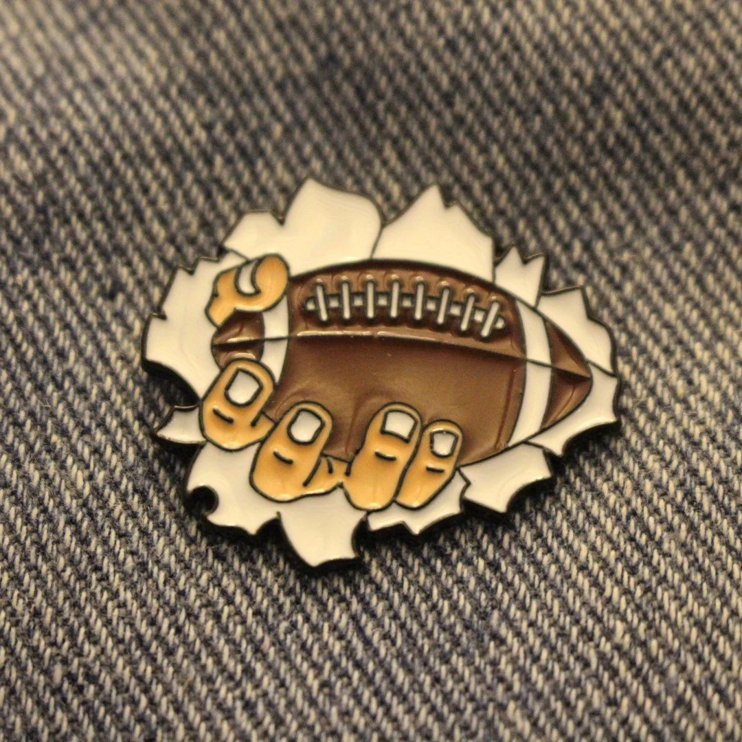 Trendy and Fashionable Personality Brooch with Football Style, Suitable for Men and Women to Match Clothing and Backpacks.