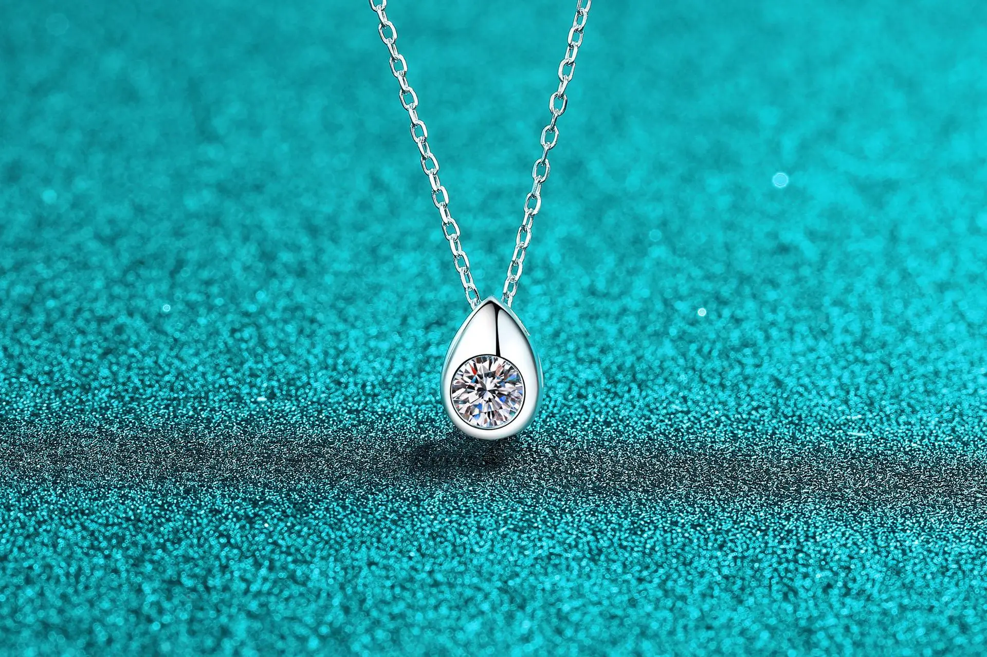 Exquisite Platinum PT950 Moissanite Necklace, Small Teardrop Bean-shaped Exquisite Diamond Pendant Collarbone Chain for Women