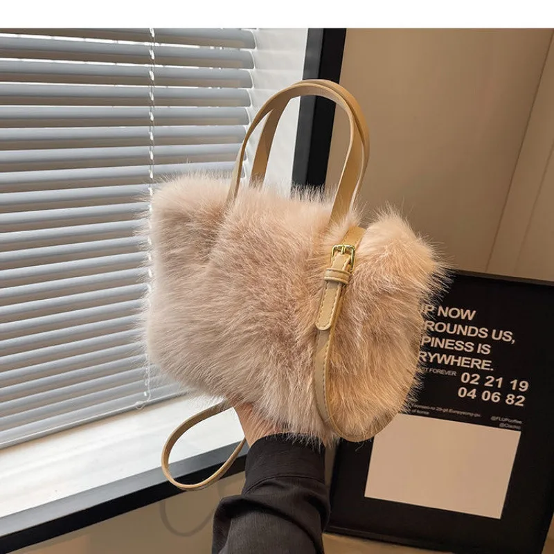 Faux Fur Toteกระเป๋าผู้หญิงPlush Luxury Designสุภาพสตรีกระเป๋าถือฤดูหนาวCrossbodyไหล่กระเป๋าBolsa Feminina 2025 ใหม่