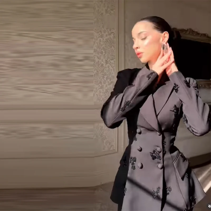 

Костюм-двойка с бисерной отделкой: пиджак с лацканами и зауженной талией, двубортный пиджак, брюки с широкими штанинами. Новинка 2026 года. Женский офисный и праздничный наряд.