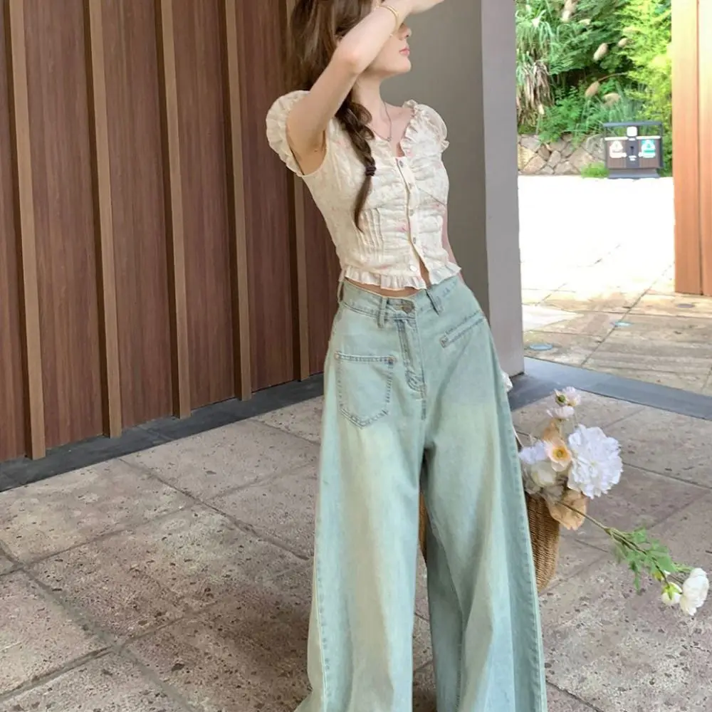 Plisowana bluzka crop top z bufiastymi rękawami, dopasowany krój, haftowane kwiaty, odkryte ramiona, falbanki, słodka bluzka damska na lato.