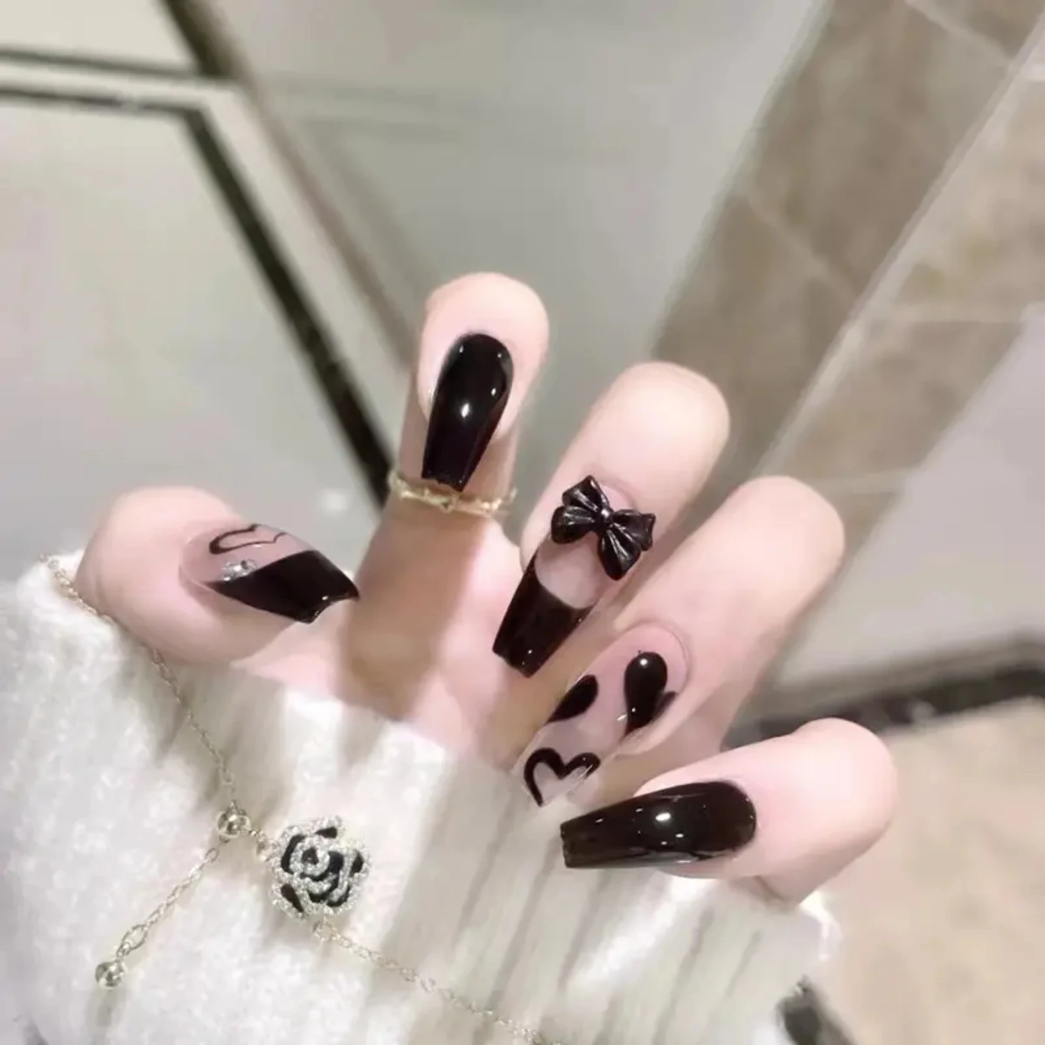 

Elegant and chic new French fake nails for a touch of glamour, cute and stylish removable fake nail patches for a perfect manicu