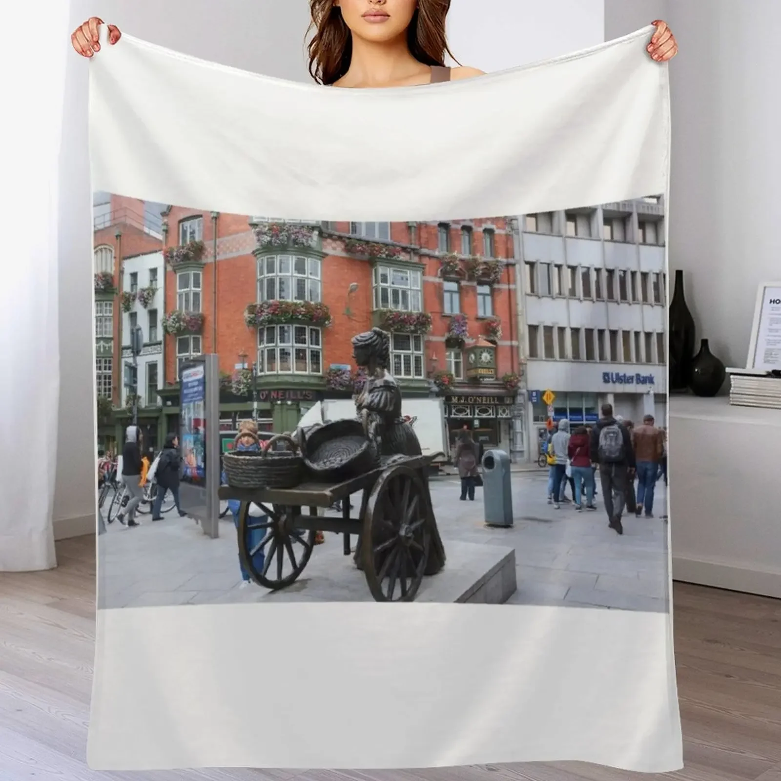 Statue of Molly Malone Throw Blanket Cozy Napping Blanket Gift for Mom Dad