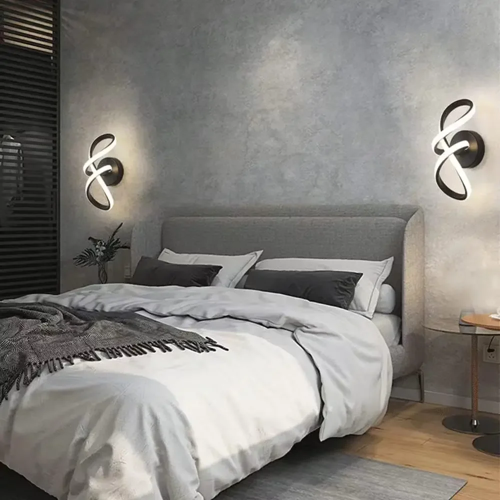 مصباح جداري LED حديث مع تصميم حلقة موبيوس بخطوط بسيطة باللونين الأسود والذهبي لغرف النوم وغرف المعيشة والممرات وإضاءة الدراسة