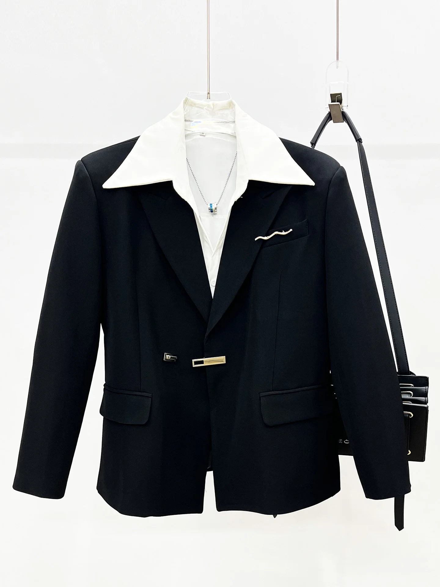 

Black Casual Loose Men's Suit Jacket Fashionable Metal Buckle Versatile Stylish Autumn Business Casual Long Sleeve Pure Color