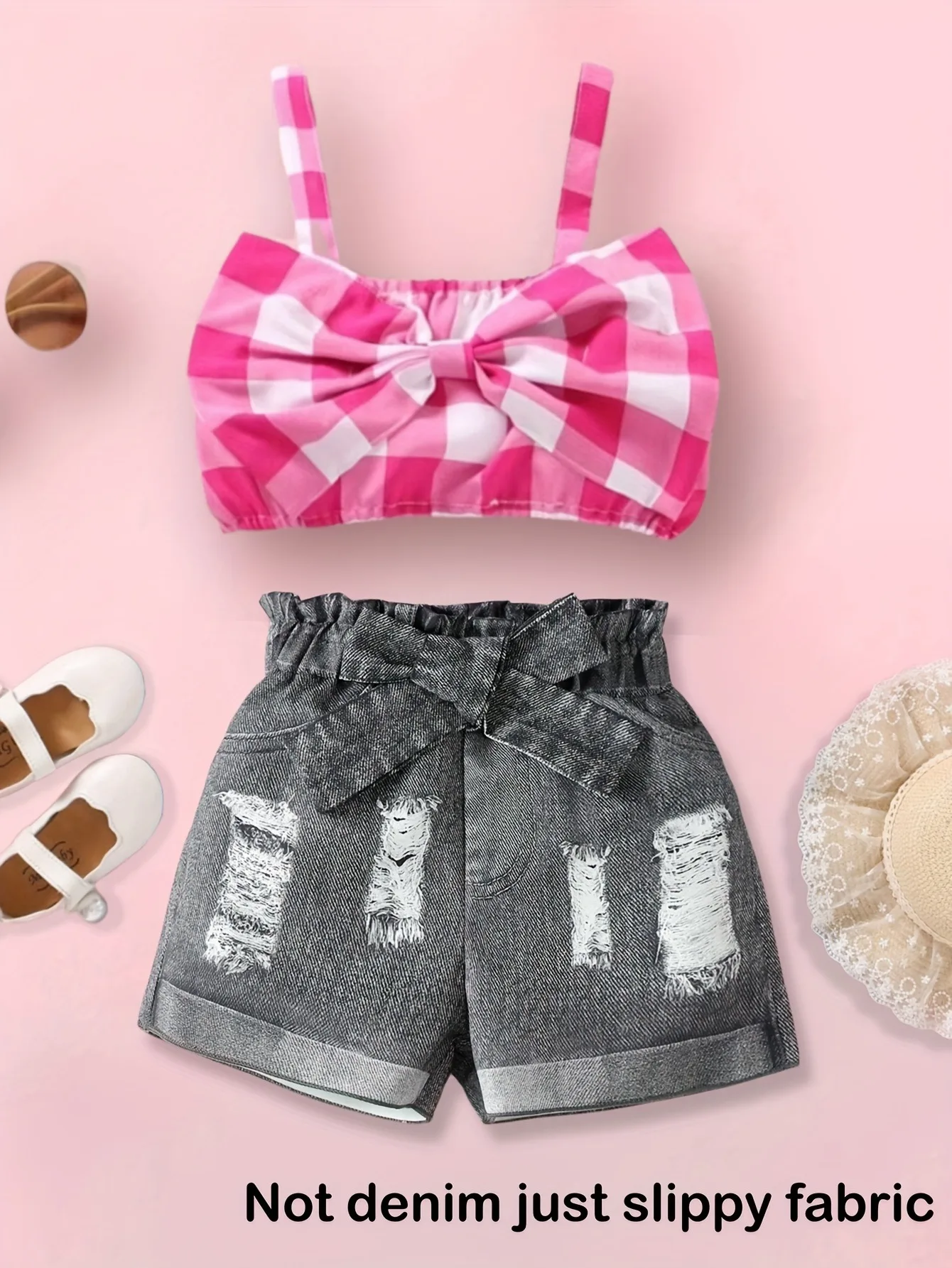 Zweiteiliges Shorts-Set für Mädchen im Denim-Look, rosa Gingham-Top mit Schleife und zerrissene, ausgefranste Shorts, modisches Outfit (nicht aus Denim, nur aus glatter Stoff). – Detail 1
