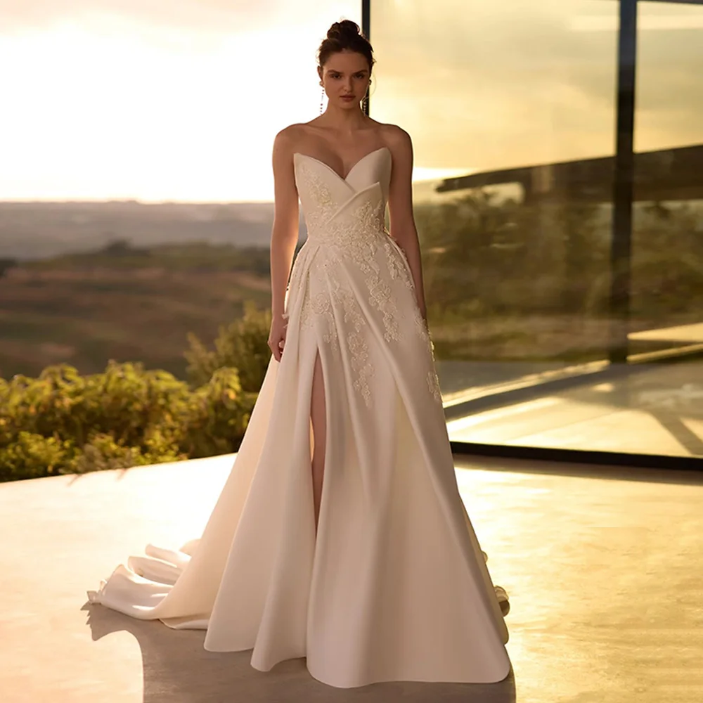 فستان زفاف مثير من الساتان للعروس مخصص على شكل حرف V بدون أكمام مزين باللؤلؤ بفتحة عالية على شكل حرف A فستان زفاف سويب تراين