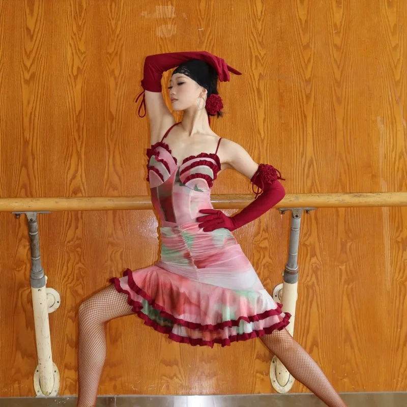 Abito da ballo latino personalizzato Completo da allenamento per donna Set da performance Canotta stampata Top Mezza gonna con bordo arricciato a doppio strato