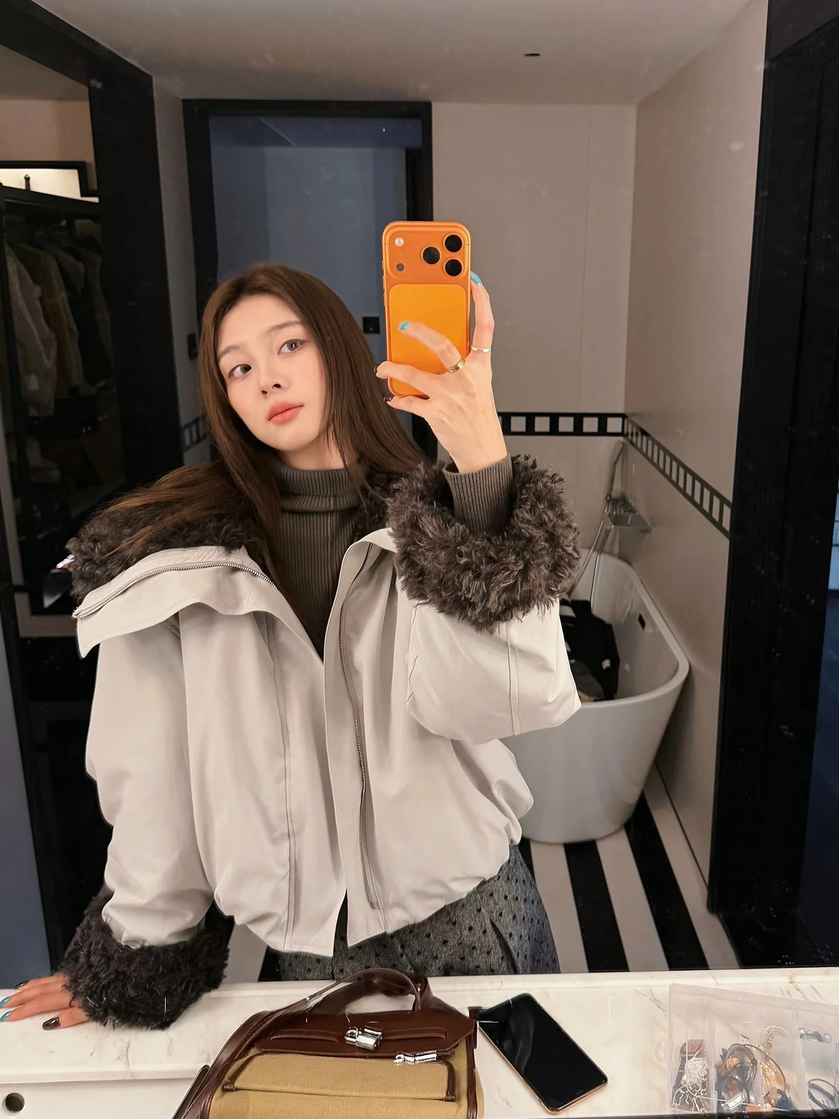

White Two-Way Wear Leather And Fur eepskin ort Jaet Women's 2025 Winter Faion Eco-Friendly Fur Coat Yang Pao Pao