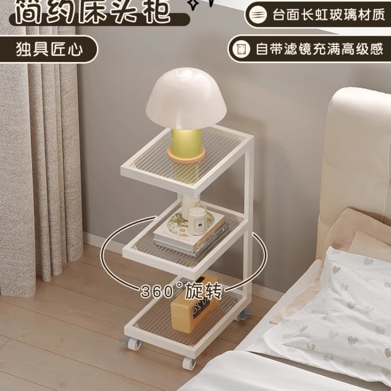 

Высокоэстетичная прикроватная тумбочка кремового цвета создает атмосферу в спальне, создающий артефакт для хранения.