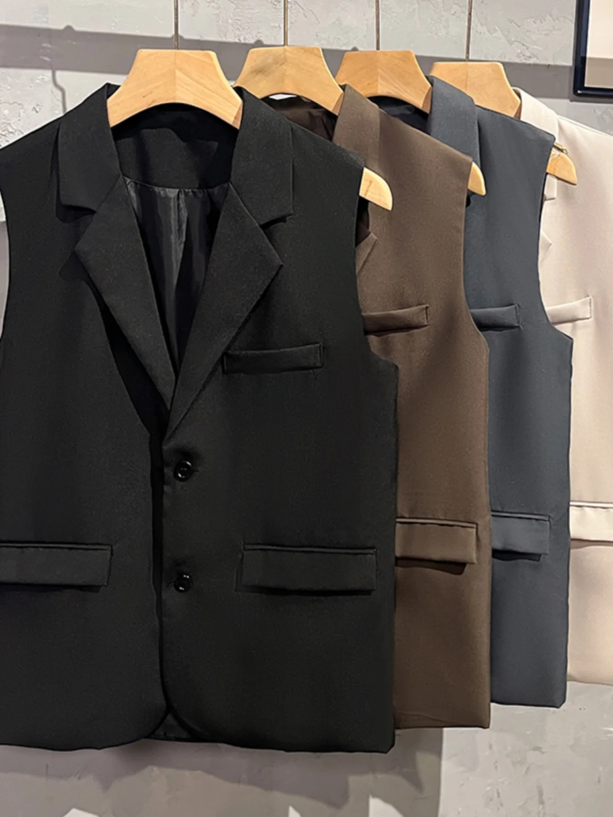 

Мужской модный корейский жилет-куртка на весну 2025: повседневный, свободный крой, V-образный вырез, на одной пуговице, однотонный, молодежный стиль