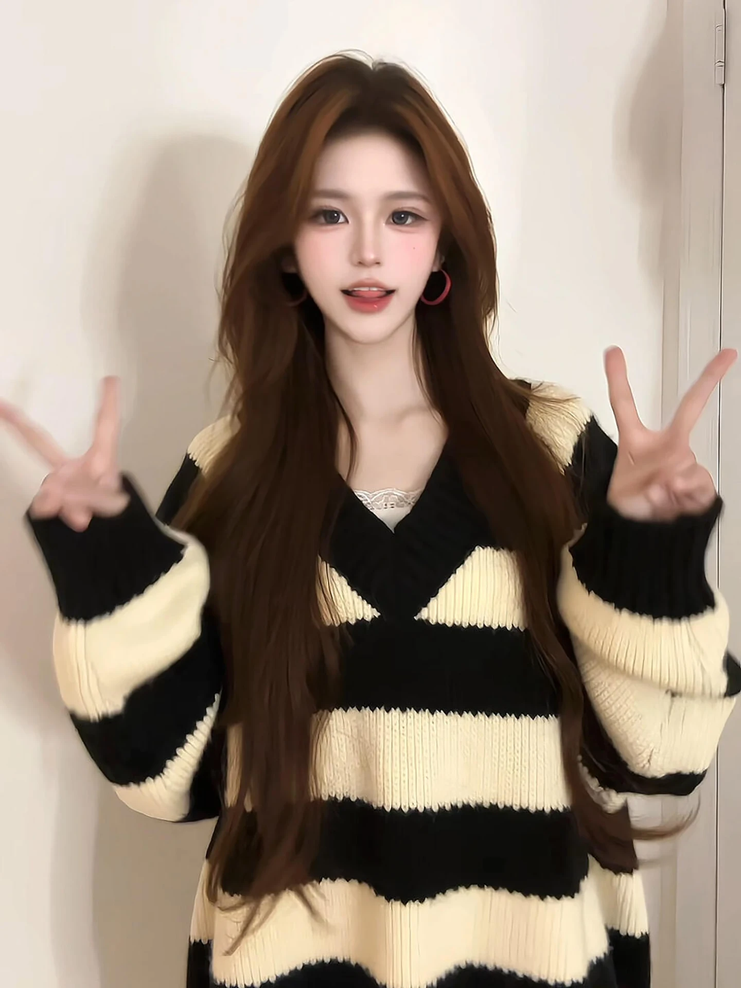 

Повседневный универсальный полосатый длинный све V-Ne, женский трикотаж средней длины, утягивающий дизайн, осень 2023, новинка Sle, свободный крой