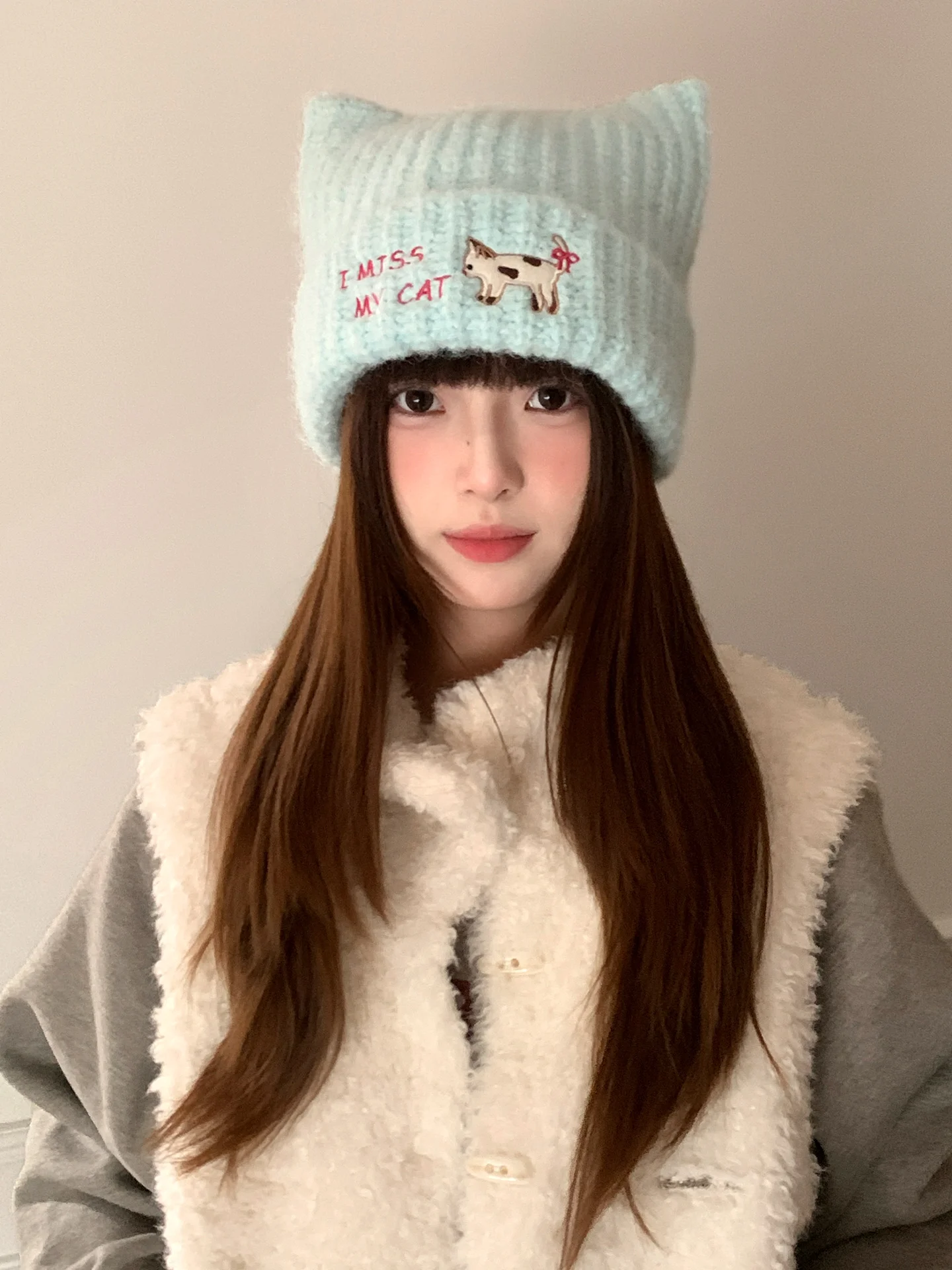 Cappello lavorato a maglia blu di lana ricamato con orecchie di gatto carine per le ragazze per tenere al caldo in inverno