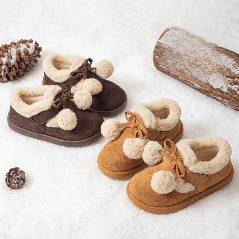 

Теплая зимняя обувь для маленьких девочек с милым плюшевым шариком, новинка 2023 года, детские низкие сапоги на флисовой подкладке, мягкая подошва, детская уличная обувь в стиле ретро