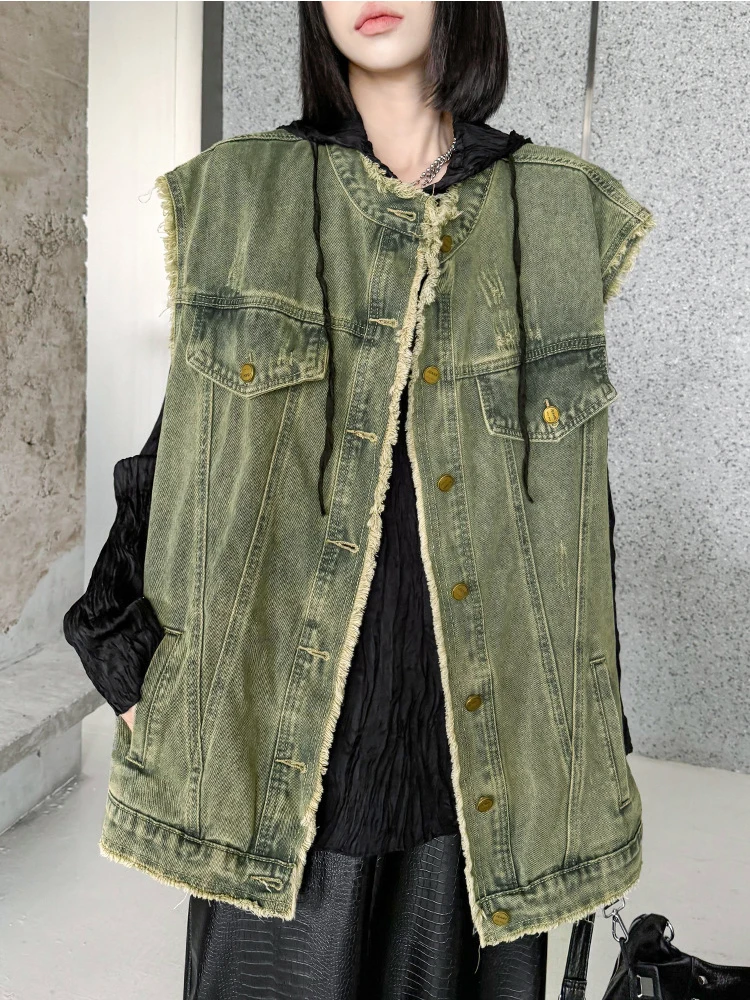 [EAM] Women Green Vintage Burr Big Size Denim Casual Vest New Round Neck Sleeveless Fashion Tide Spring Autumn 2024  1DH6962