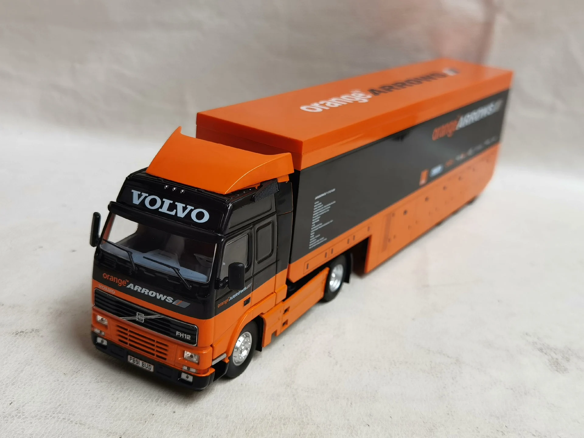 

Diecast IXO 1/43 Scale VOLVO FH12 Orange Arrow Team Transport Car Front Alloy Car Body Plastic Alloy Car Model Collectible Toy