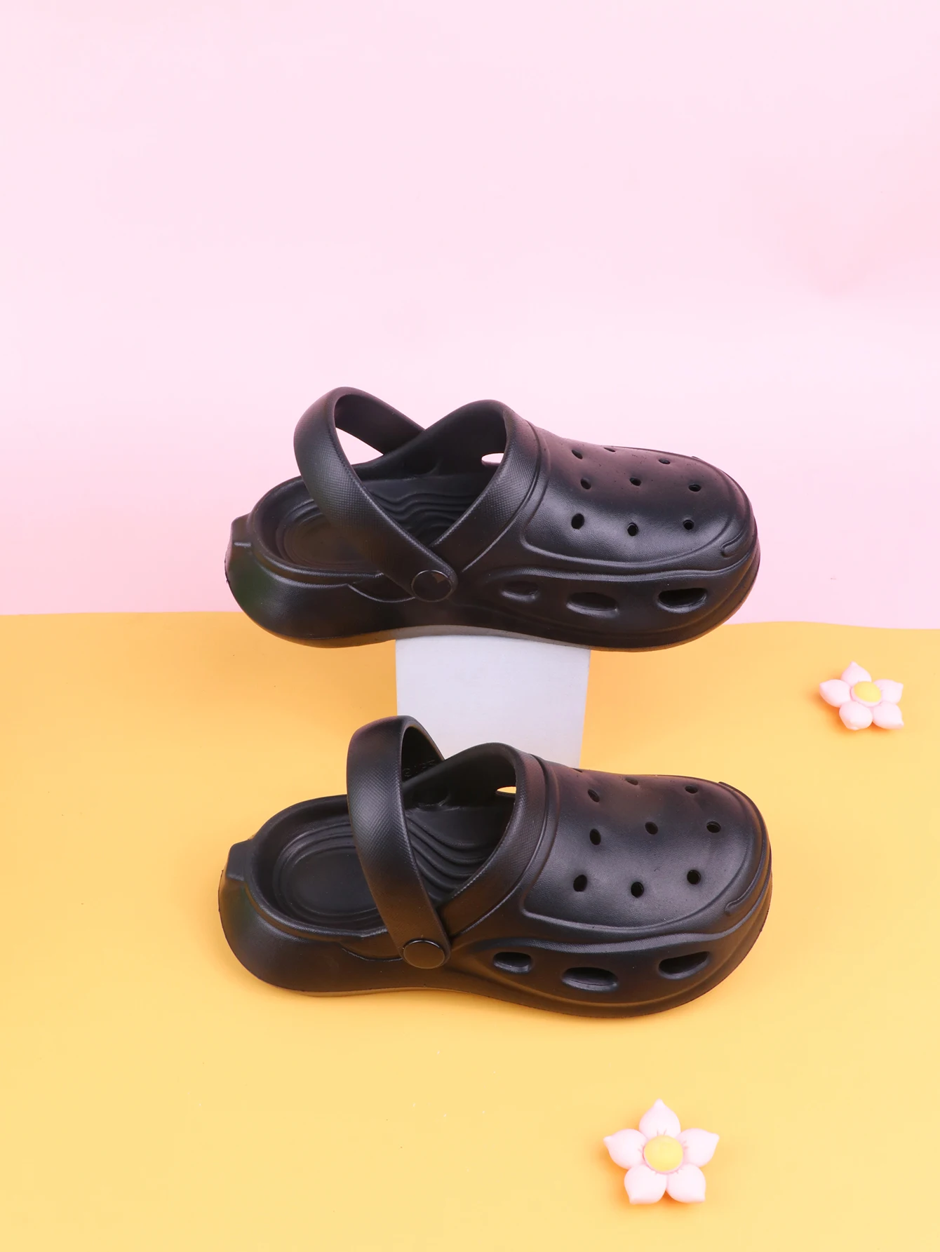 Pair of black kidsren\'s sandals for summer indoor use non-slip girls boys and girls hole shoes fashionable beach shoes baby baby bathing Baotou