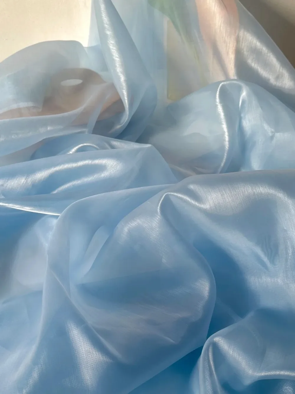 白いメッシュの液体のような光沢のある生地、透明で滑らかなガラスのようなベールドレス、ウェディングベール、シーンデコレーション