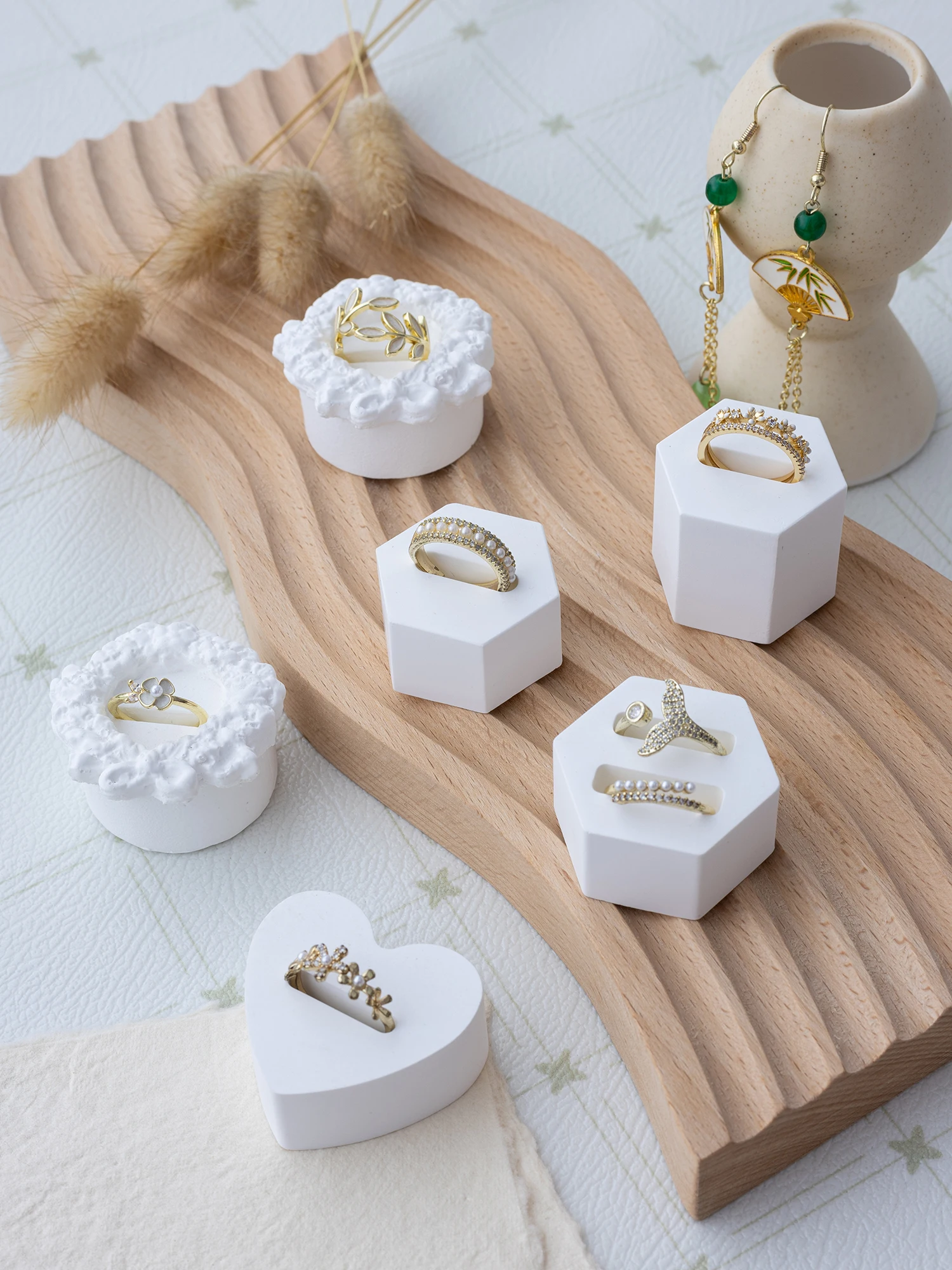 Gipsweißer Ringständerhalter, Schmuck-Organizer-Requisiten. Etui für Paarring-Display-Halter, kreative Ohrringe-Box