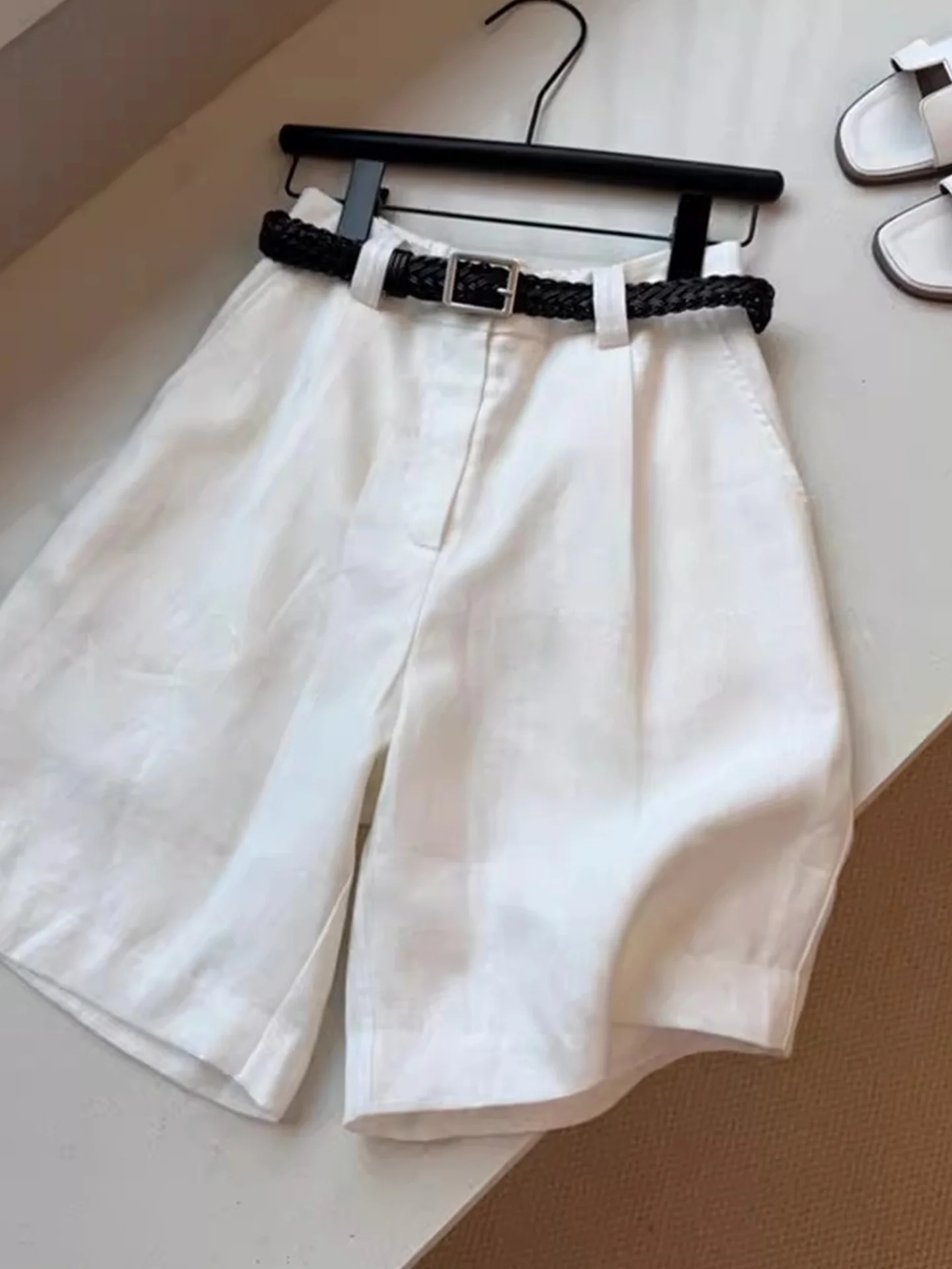 سروال قصير أنيق بلون واحد بسيط متعدد الاستخدامات للتنقل اليومي في الصيف، يمنح مظهراً نحيفاً وشخصية مميزة