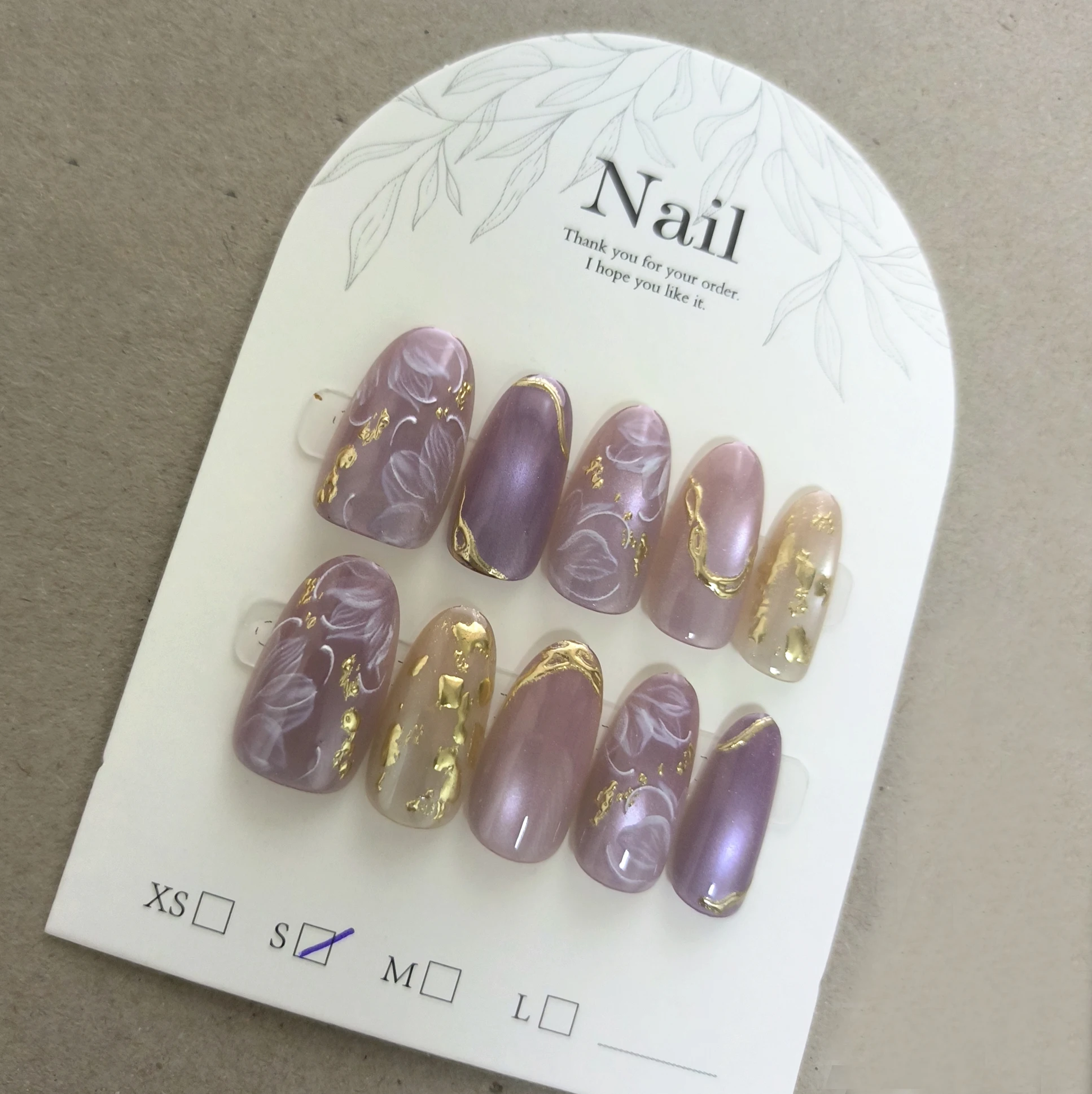 เล็บปลอมทำมือ 10 ชิ้น ลายดอกไม้สีม่วงประกายทอง  ทรงอัลมอนด์  ความยาวปานกลาง  ลายตาแมว  หวานละมุน  สำหรับผู้หญิง