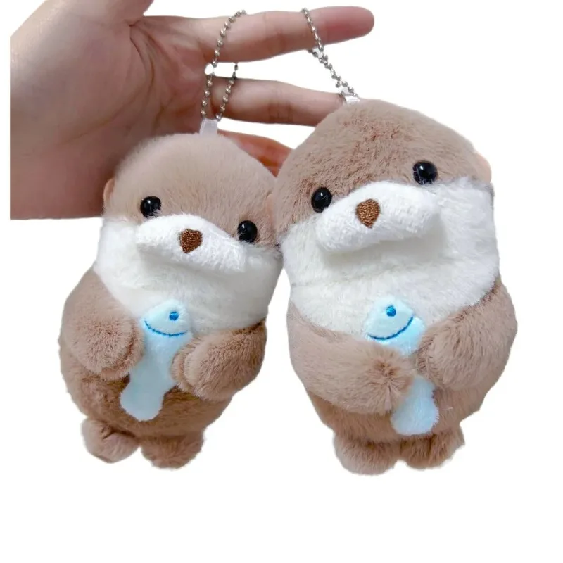 かわいいカワウソと魚のぬいぐるみキーホルダー、軽量ハンギングペンダント、スクールバッグ、鍵、財布、人形、おもちゃ、キーリングギフト用小道具