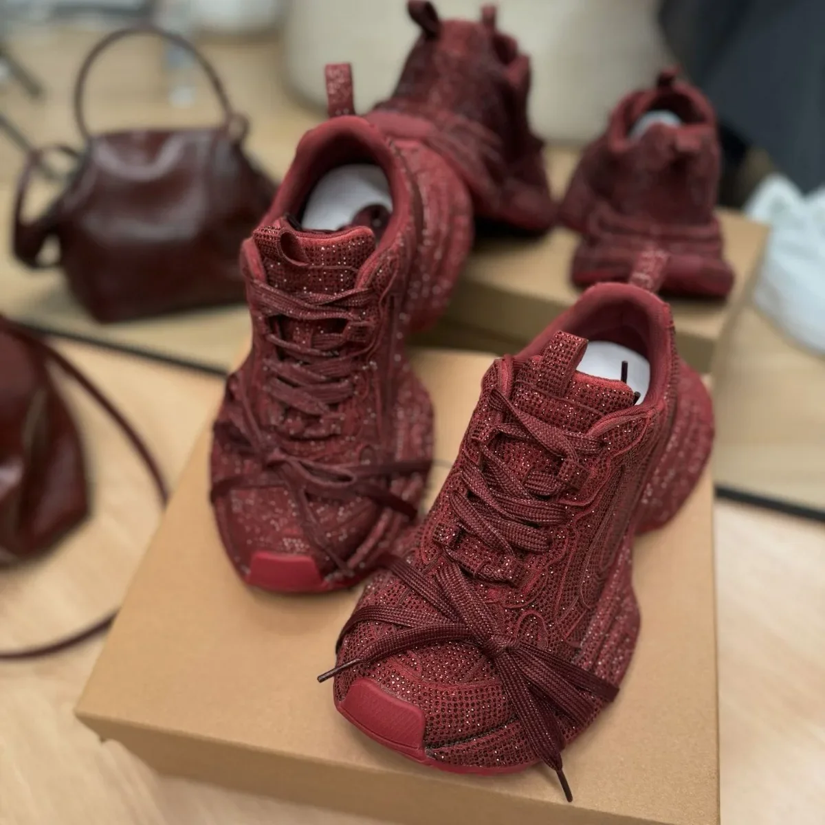 2024 봄과 가을 신상 여성용 라인스톤 다이아몬드 스트랩 두꺼운 밑창 앙골라 레드 니치 스포츠 및 레저 아빠 신발