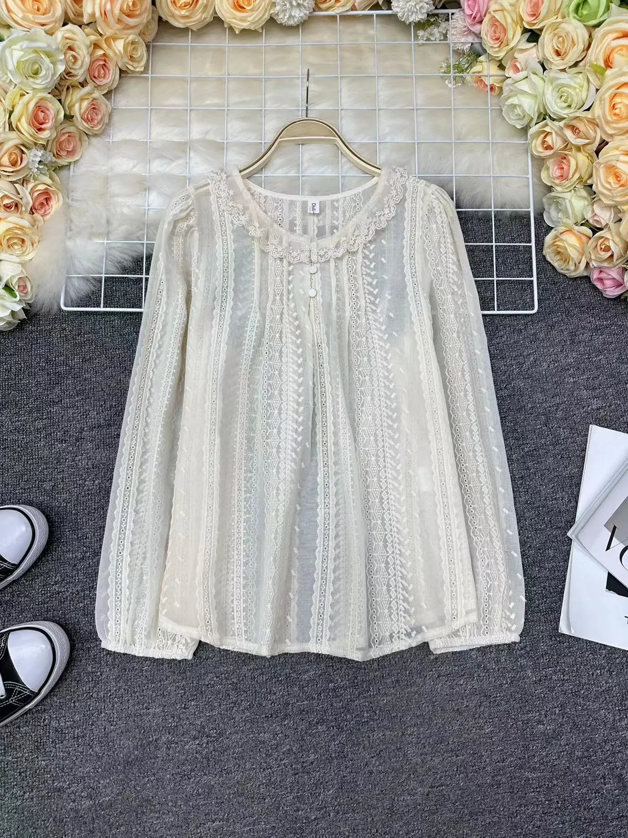 

Chic Korean Style Lace Shirt Women's round Neck Splice Ear Look Upper Body Sweet Style Early Spring New Fashion