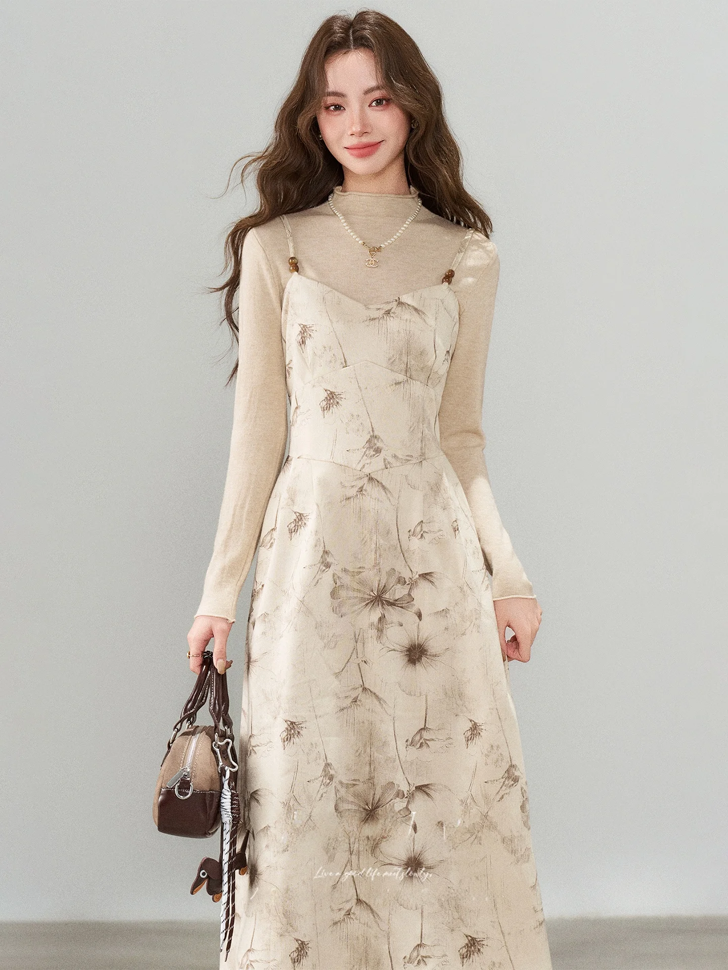 

Женский комплект из двух предметов с цветочным принтом: летний топ и осенне-зимний повседневный комплект. Новинка.