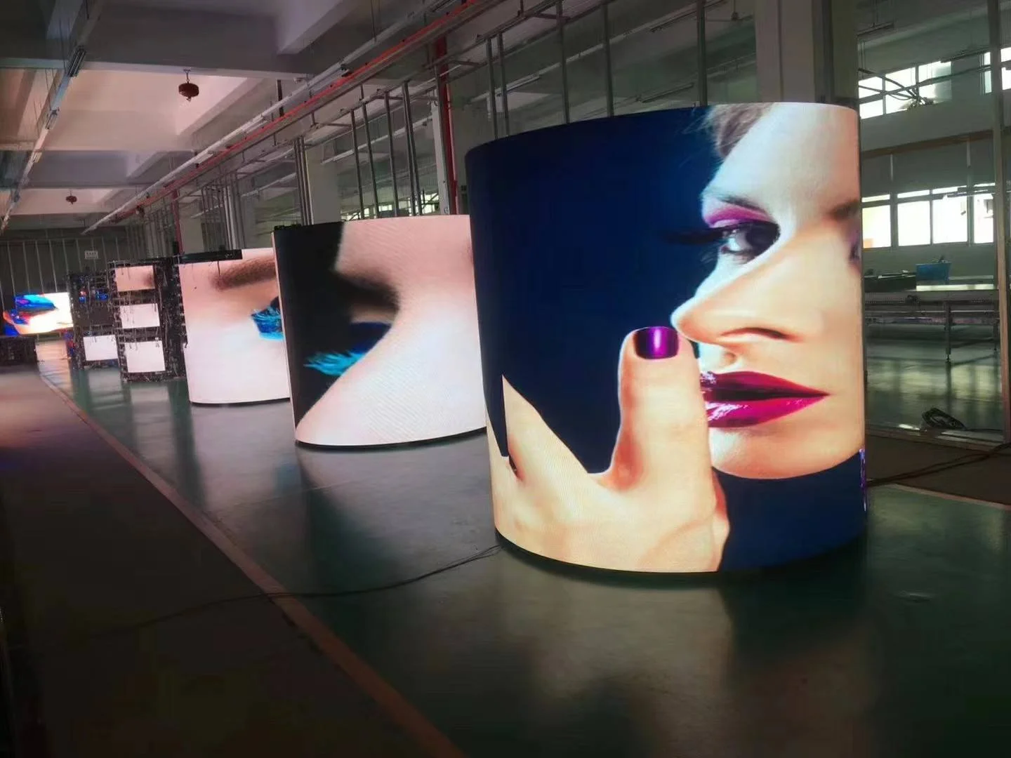 Indoor Outdoor P1.5 P1.8 P2 P2.5 Curve Advertising Bendable Column Soft Vertical Flexible Led HDR Sunlight Readable Display