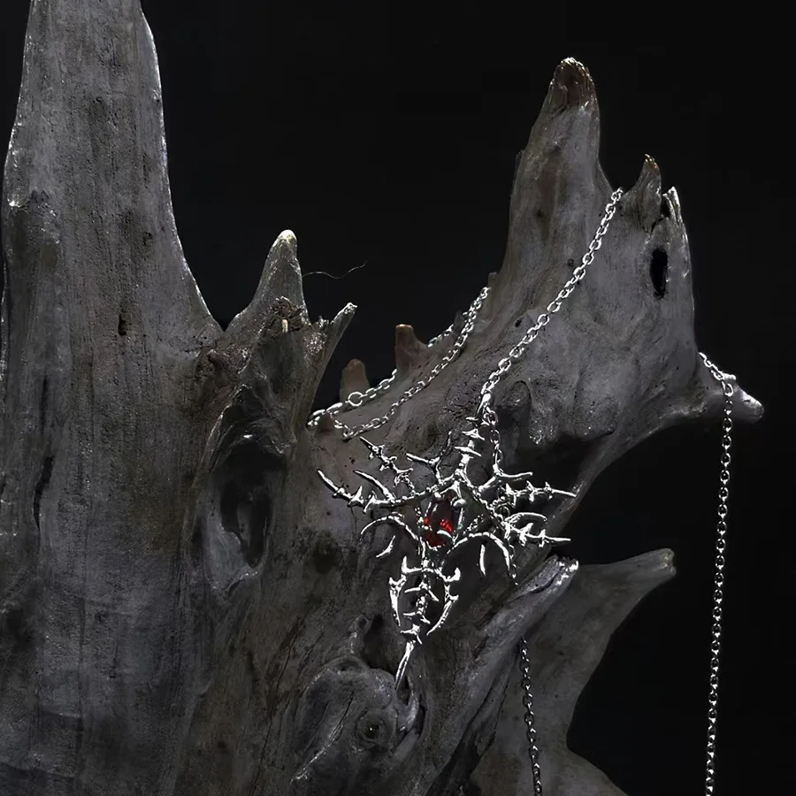 

Creative irregular skeleton pendant thorn thorn exaggerated clavicle chain dark wind gothic necklace