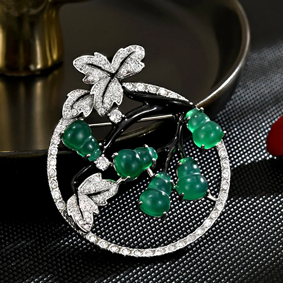 

Новая брошь в китайском стиле с микроинкрустацией из циркония, изумрудов и нефрита в форме тыквы — роскошный и модный аксессуар для женщин, подчеркивающий изысканный характер.