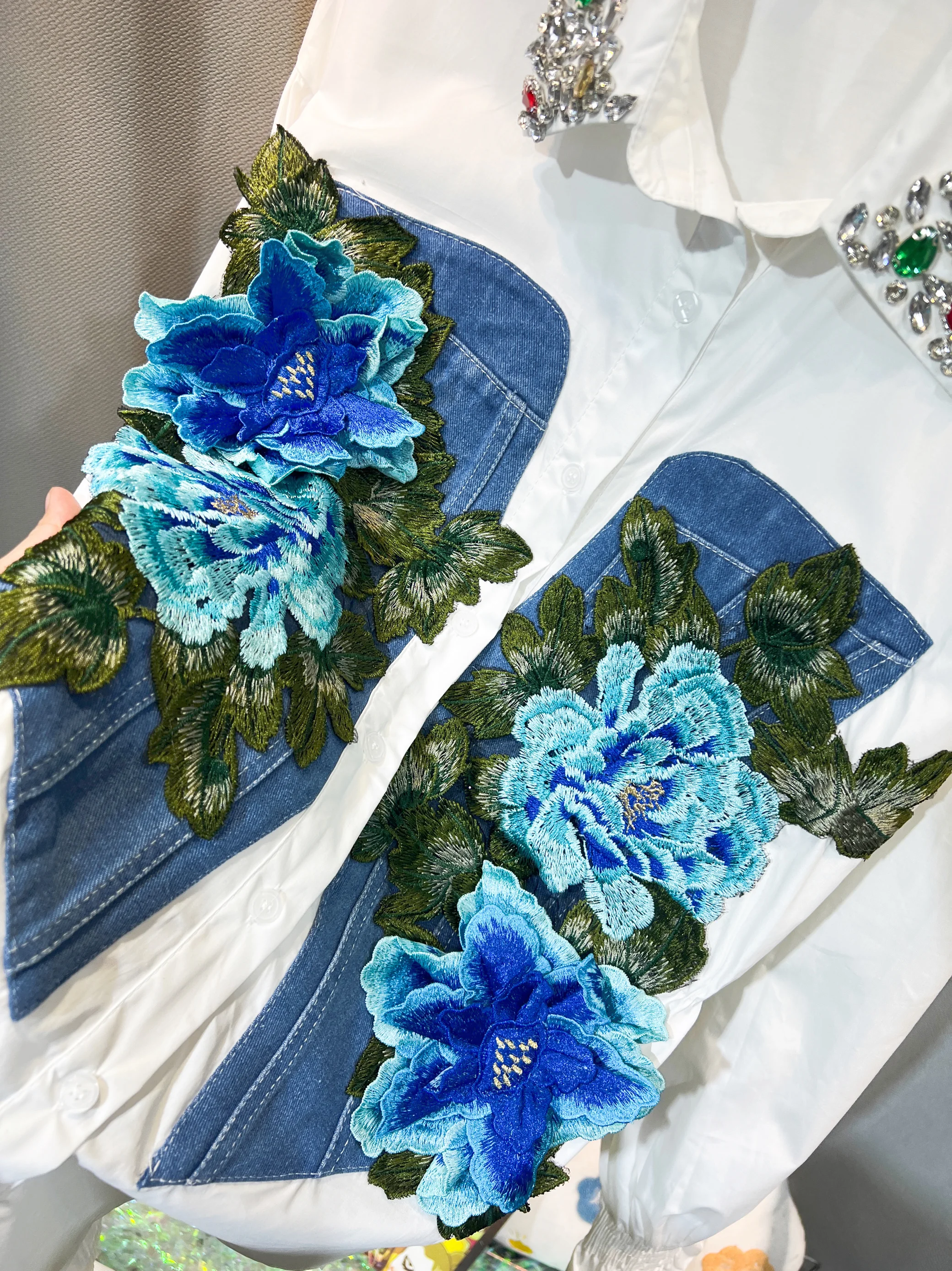 Vintage Vrouwen Denim Patchwork Wit Overhemd Elastische Taille Met Bloemen Geborduurde Blouses Diamanten Kraag Vest Met Lange Mouwen