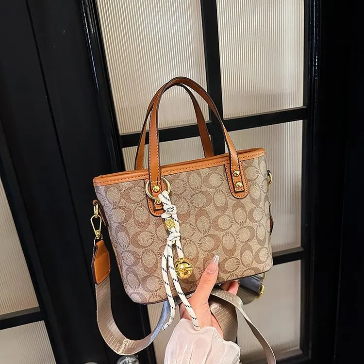 

Luxury Texture Quilted Backpack Women Brown Retro Chain Decor Turn-lock Casual Daypack