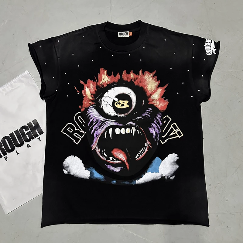 

Американский ретро одноглазый монстр с принтом грубых игр, жилет для мужчин и женщин, стирка отверстий, вода, горячая дрель, футболка ROUGHPLAY с короткими рукавами
