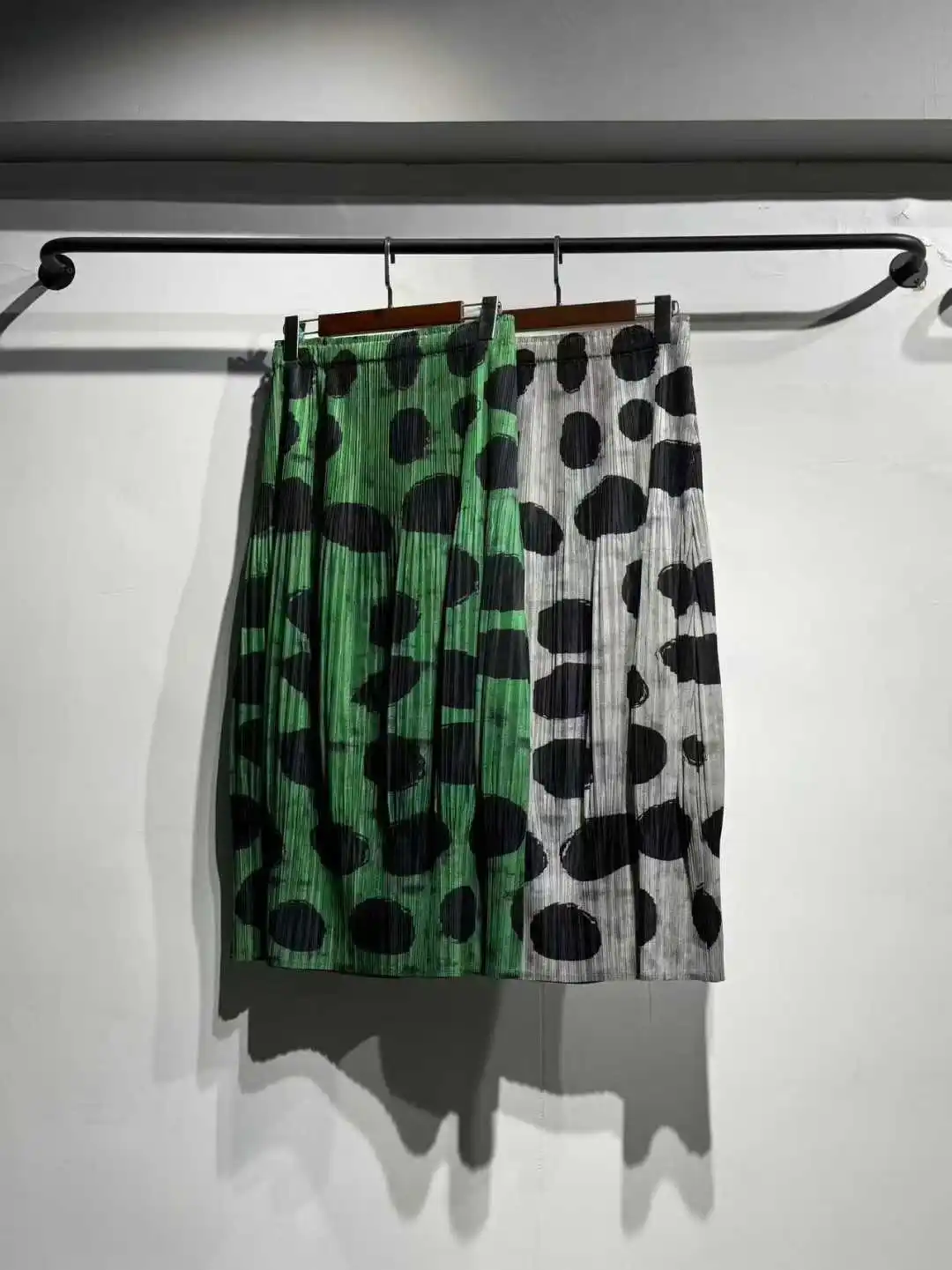 Pleated Black Polka Dot Half Skirt Women's Simple Casual Loose Fashion Versatile Commuter Clothing Korean Wearing
