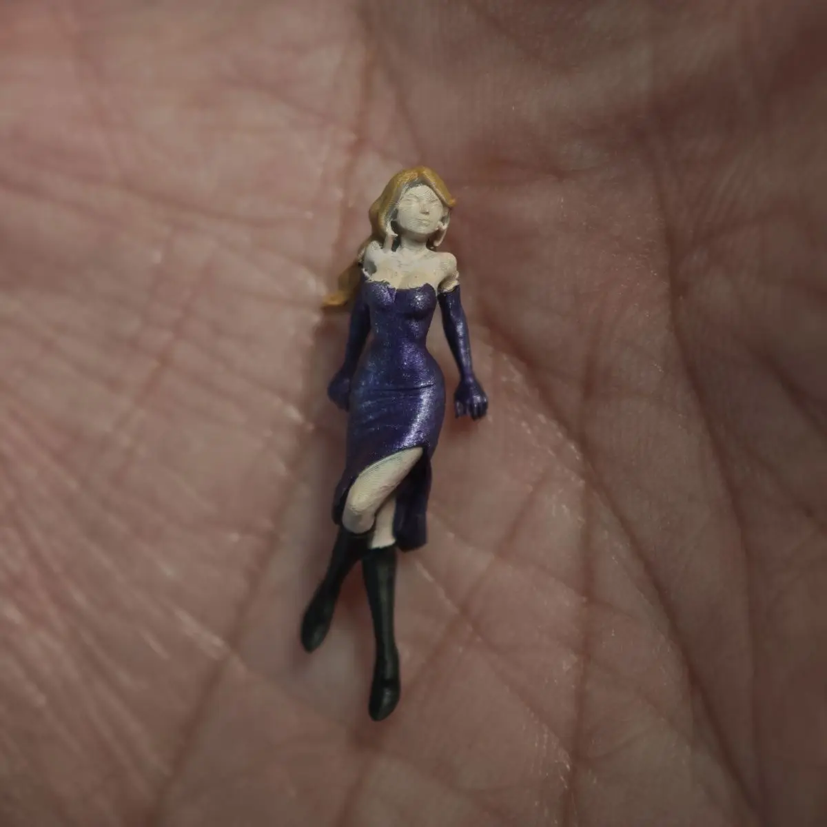 1/64 Static Figurine DIY Hand-painted Resin Lady Model Car Scene