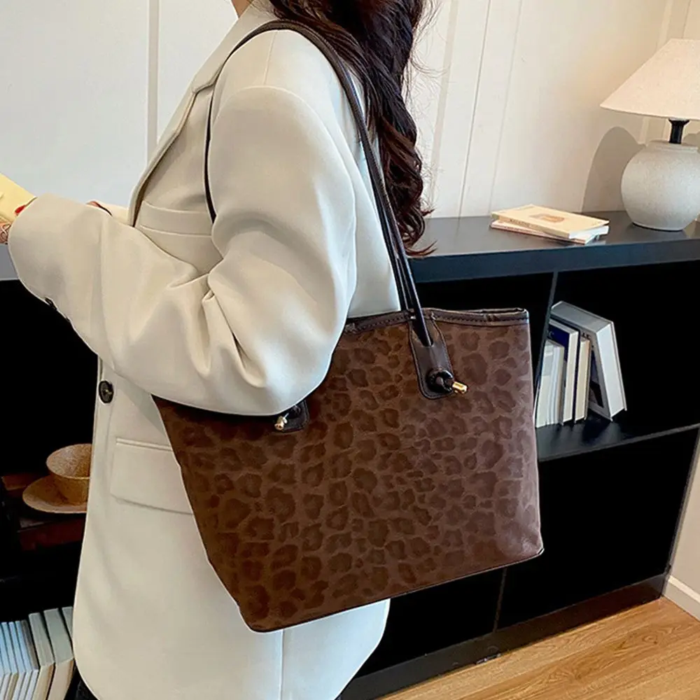 Casual Nylon Shoulder Bag Large Capacity Wrinkle Texture Underarm Handbag Multi-purpose Lightweight Tote Bag