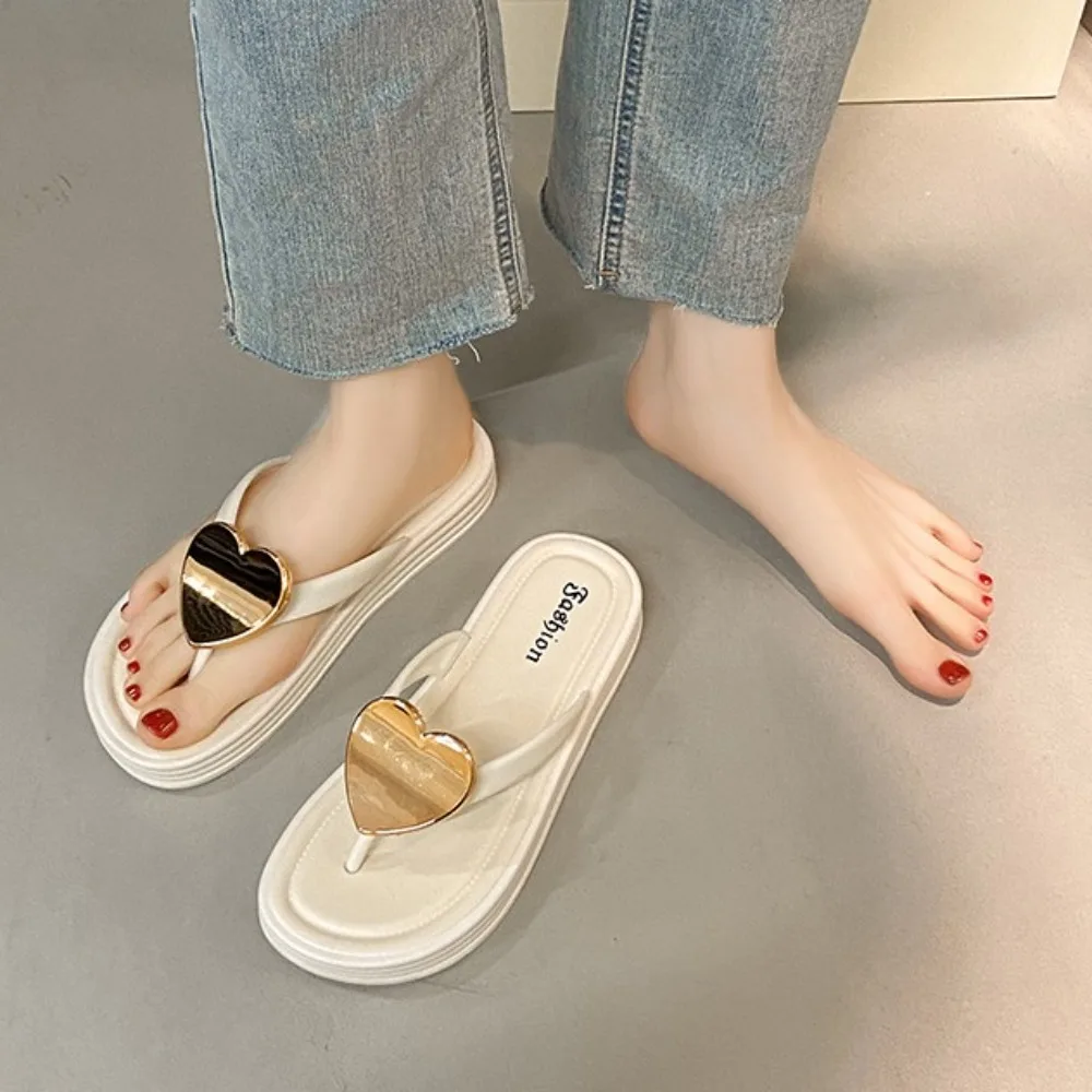

Elegant Open-toe Metal Heart Slippers Soft Sole Non-Slip Slippers for Women Beachwear Shoes PVC Seaside Slides Sandals Vacation