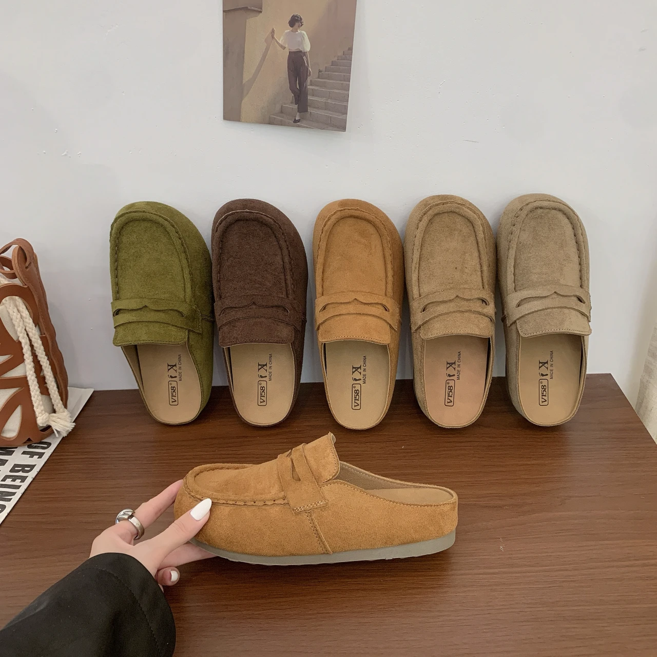 Image of 2026 Neue Damen Retro Loafer-Stil Mules Wildleder Geschlossene Zehenpartie Clogs Slipper Slip-On Flache Bequeme Slides Lässige Alltags-Outdoor-Walking-Schuhe