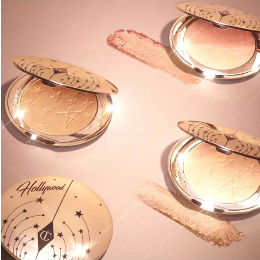 لوحة شارلوت تيلبوري ستارلايت هايلايت كونتورينج للتحكم في الزيوت غير اللامعة لتفتيح الوجه تخلق مكياجًا خاليًا من المسام