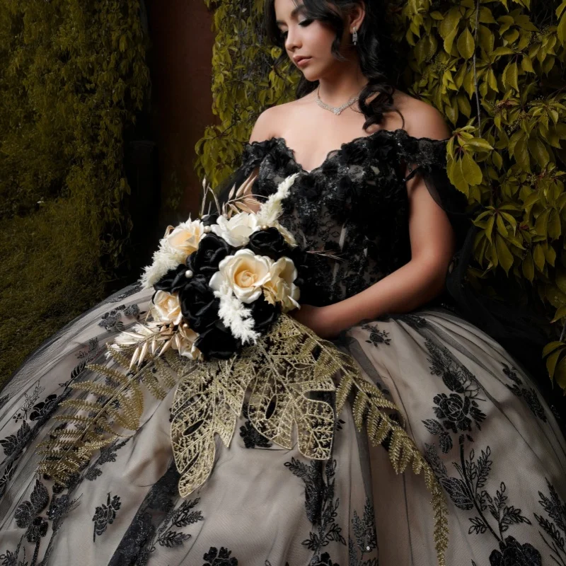 

Черное платье с открытыми плечами, блестящими 3D цветочными аппликациями, кружевом, кристаллами, длинным шлейфом и бантом, для церемонии Quinceanera. ﻿ Индивидуальный заказ