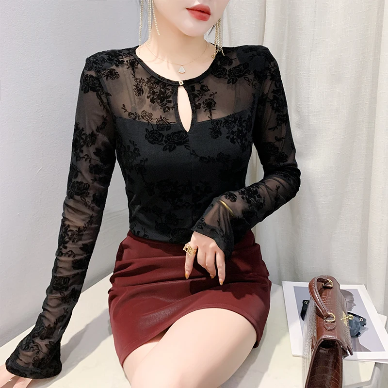 เสื้อยืดแขนยาวพิมพ์ลายกำมะหยี่สไตล์เรโทรสำหรับผู้หญิง แฟชั่นฤดูใบไม้ผลิและฤดูใบไม้ร่วง ทรงเข้ารูป แขนทรงกระดิ่ง สไตล์เกาหลี