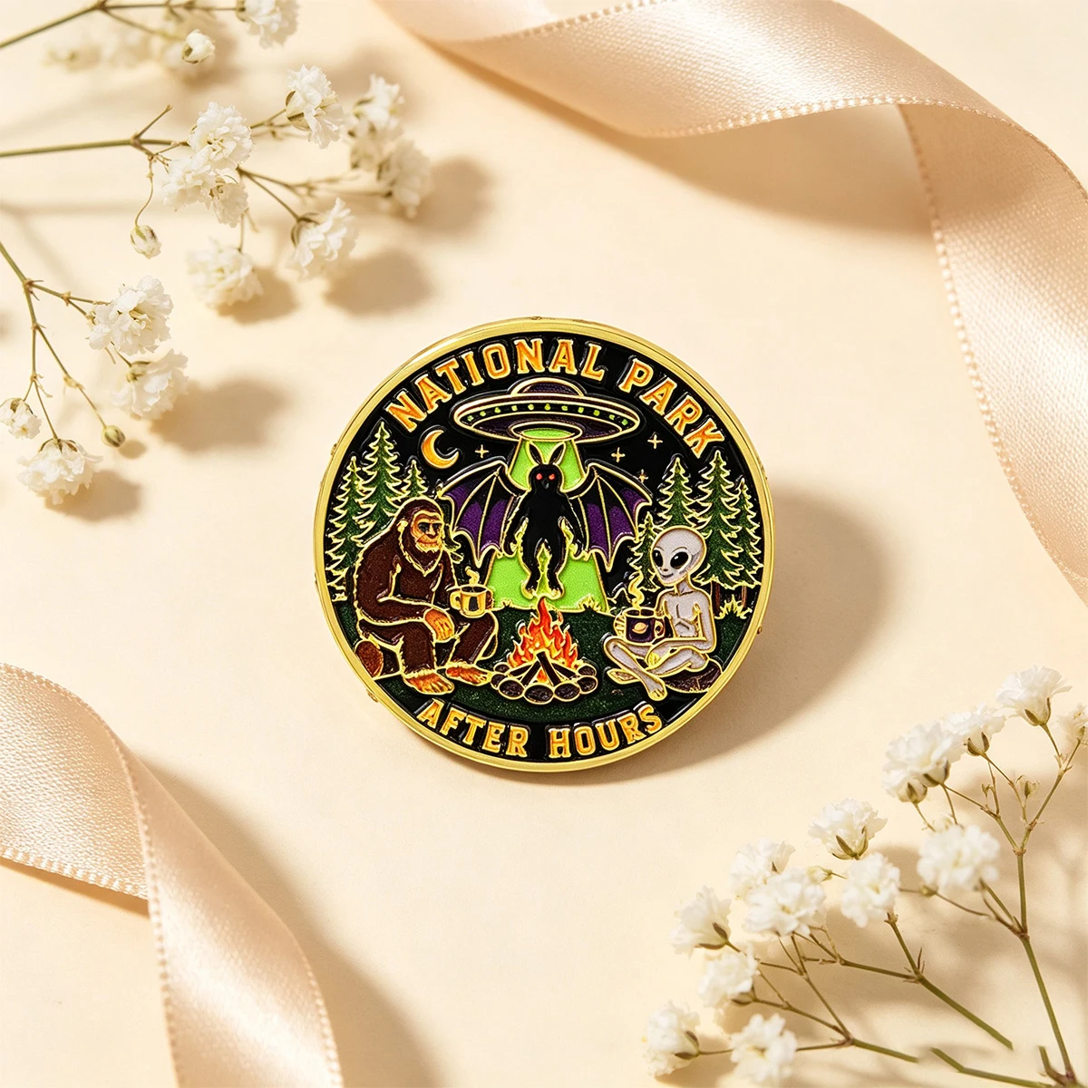 9 Stück NATIONAL PARK AFTER HOURS Emaille-Pin mit Horror-Motiv, Ansteckbrosche für Rucksack, Jeansjacke, Geschenk für Wanderliebhaber – Detail 5