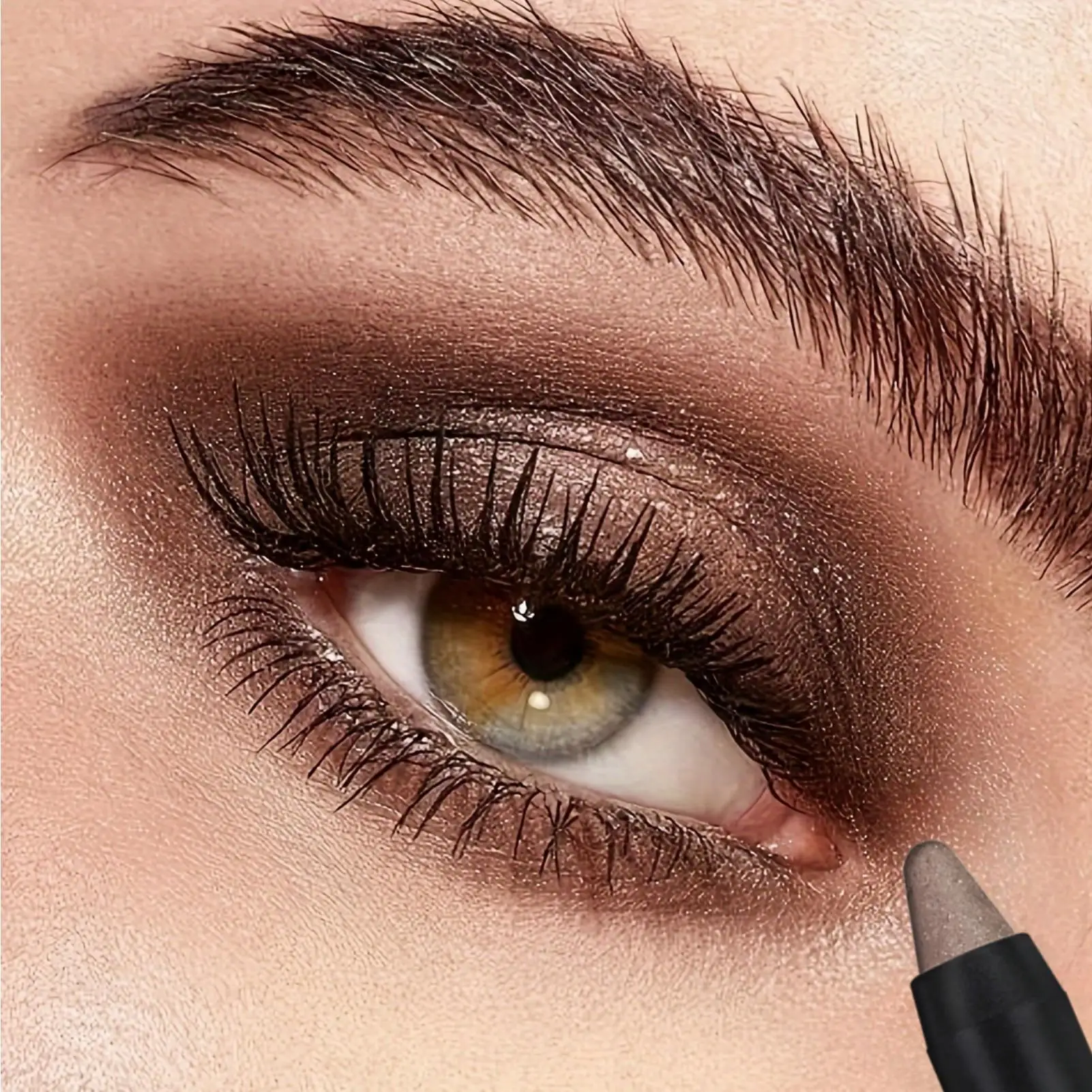 عصا ظلال عيون لامعة متعددة الألوان ذات نهاية مزدوجة - تشطيبات مقاومة للماء ولامعة، خيارات متعددة الألوان، لجميع أنواع البشرة