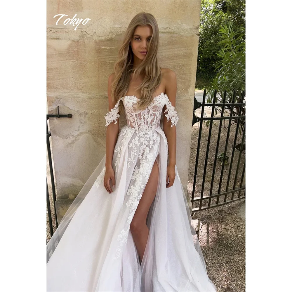 Tokyo Maßgeschneidertes weißes schulterfreies Hochzeitskleid, ärmelloses, seitlich hoch geschlitztes Blumen-Brautkleid, A-Linien-Hochzeitskleid mit Reißverschluss hinten